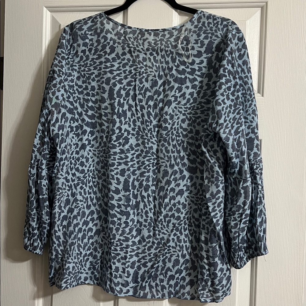 Como Blu Leopard Print Light Blue and Navy Long Sleeve V Neck Blouse Size Large - Picture 5 of 6